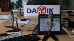 През август Дарик звучи различно