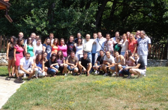 Младежи от ГЕРБ-Кюстендил на работна среща под мотото Работа в екип