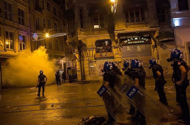 Полицията разпръсна със сълзотворен газ и водни оръдия протест в Истанбул