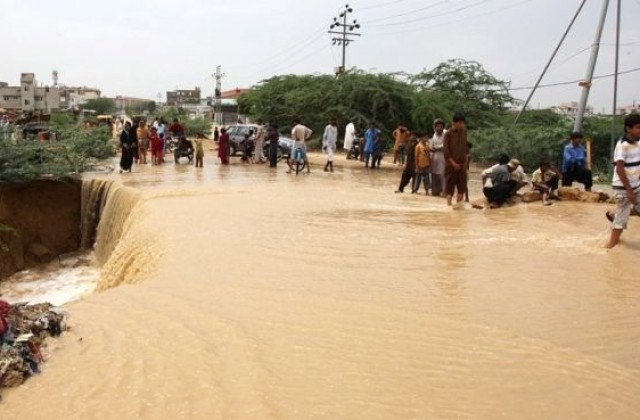 Наводнения взеха 45 жертви в Пакистан