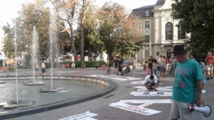 Оставка сега изписаха с плакати протестиращите