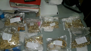 Румънка крие близо 4 кг злато в чанти със сладкиши