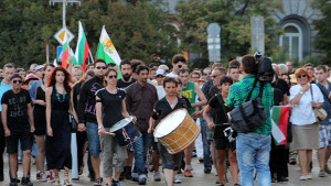 В 53тия ден протестиращите в столицата почетоха с мълчание паметта
