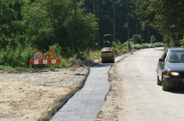 Извършва се възстановяване на асфалтовите настилки по улици Коста Евтимов и Жълтешка