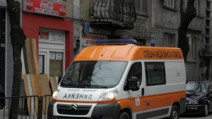 Дете загина след срутване на циментова ограда в Перник