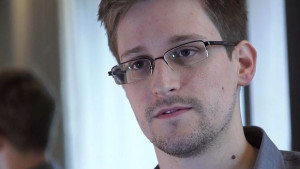 Руски сенатори предлагат на Сноудън да работи с тях за