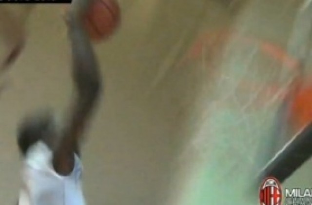 ВИДЕО: Супер Марио с чудовищна НБА забивка