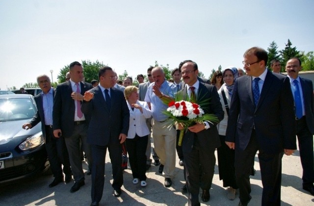 Турският вицепремиер поднесе цветя на паметната плоча на редута Кованлък