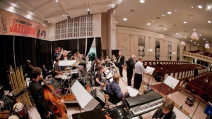 Американски джаз музиканти свирят в Габрово