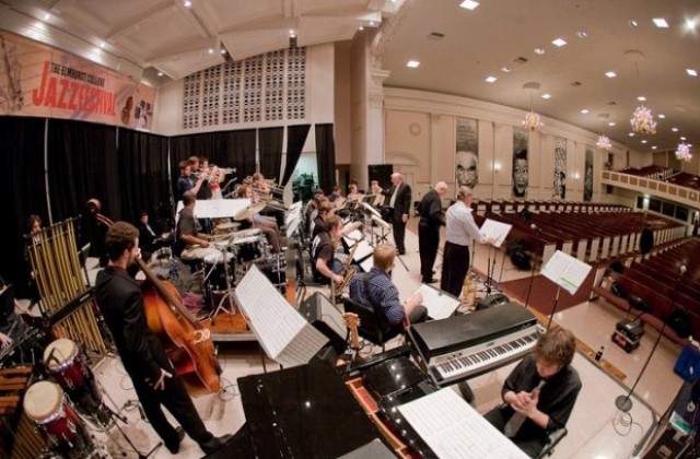 Американски джаз музиканти свирят в Габрово