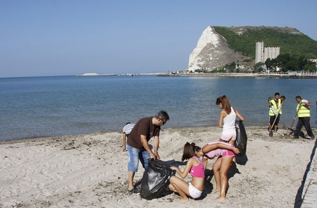 Почистиха плажа на Каварна, подготвят Фестивала на фойерверките