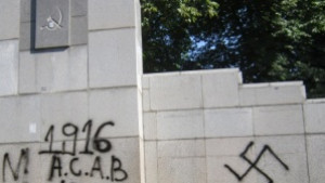 Паметникът на загиналите антифашисти осъмна със свастики