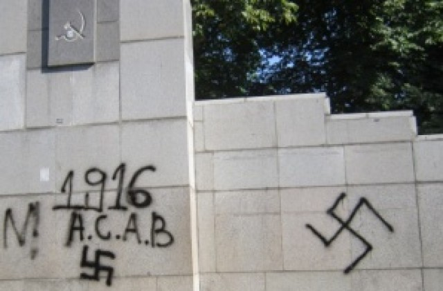 Паметникът на загиналите антифашисти осъмна със свастики