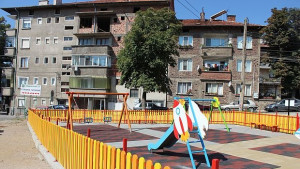 Децата в кв Грамада се радват на нова детска площадка