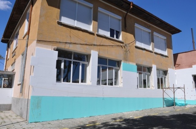 Училището и читалището в Банево в ремонт