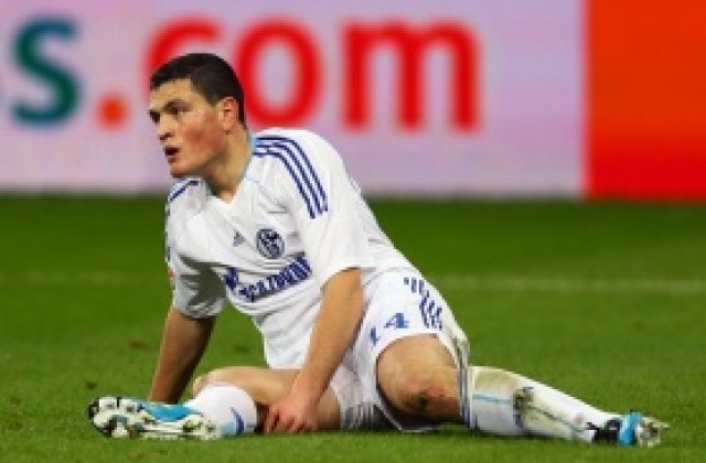 В Шалке готови да изслушат Ливърпул за най-добрия си бранител