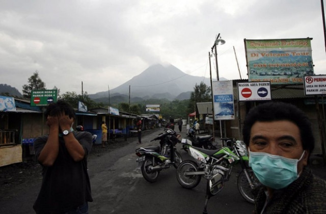 Лава изпепели шестима души в Индонезия