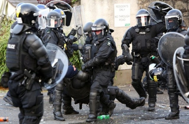 56 полицаи ранени в Белфаст