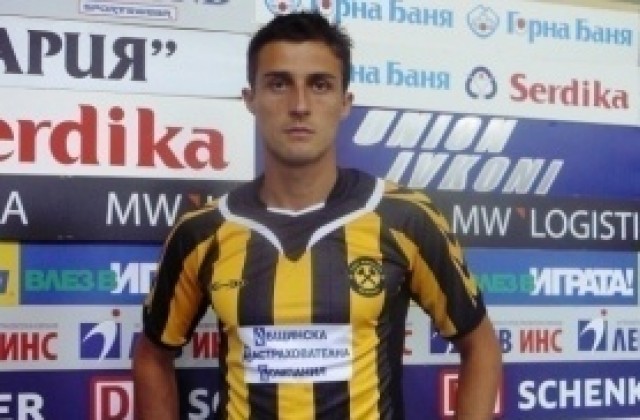 Хазуров игра едно полувреме за Лиерс, Бандаловски с цял мач за Льовен