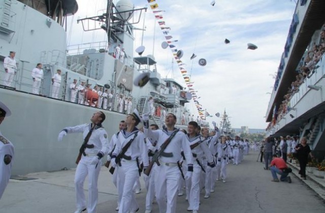 Вдигат флаговете на Морска гара в чест на ВМС