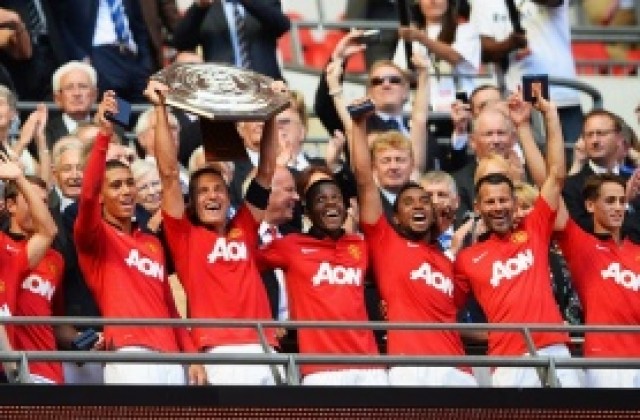 ВИДЕО: Ван Перси връчи Къмюнити Шийлд на пестелив Юнайтед