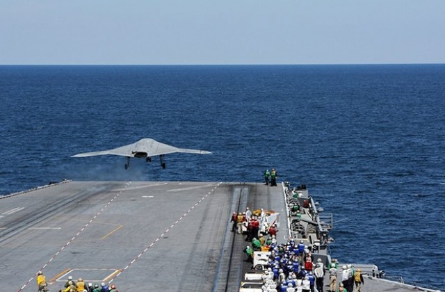 Индия представи първия си самолетоносач