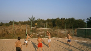 Осем отбора играят на турнира по плажен волейбол в Елена