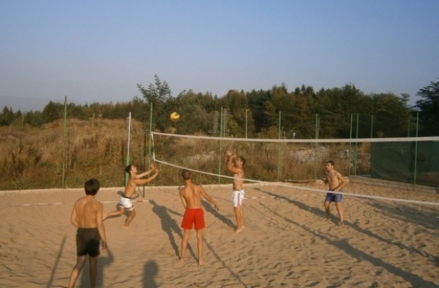 Осем отбора играят на турнира по плажен волейбол в Елена