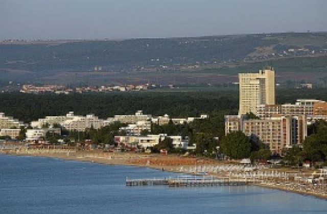 Около 16 000 туристи почиват в пика на сезона в Албена