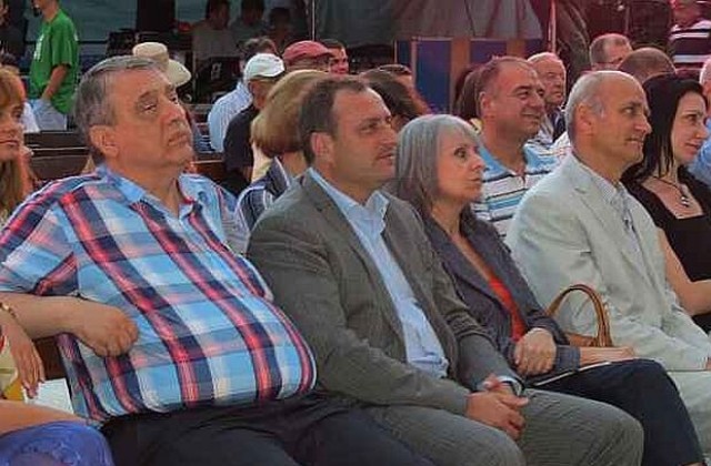 Вицепрезидентът Маргарита Попова слуша фадо в Банско