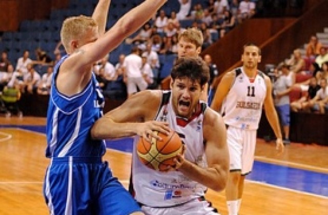Националният по баскетбол отнесе шамари, но остава в играта