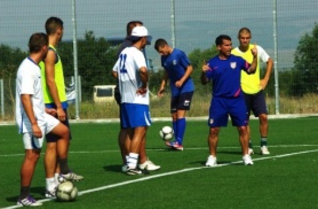 Треньор от Атлетико Мадрид проведе занимание с юношите на Черноморец