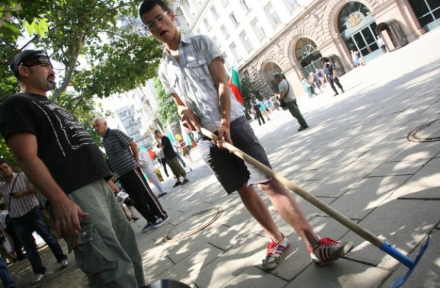Плевнелиев „отнесе” стотина мотики