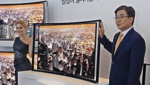 Телевизор със заоблена форма за 9000 долара