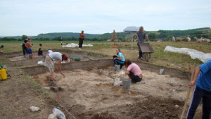 Aрхеологически разкопки на селищна могила до с Бъзовец