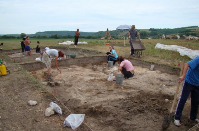 Aрхеологически разкопки на селищна могила до с. Бъзовец