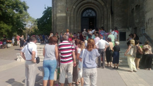 На Голяма Богородица варненци се помолиха за ранените край Езерово