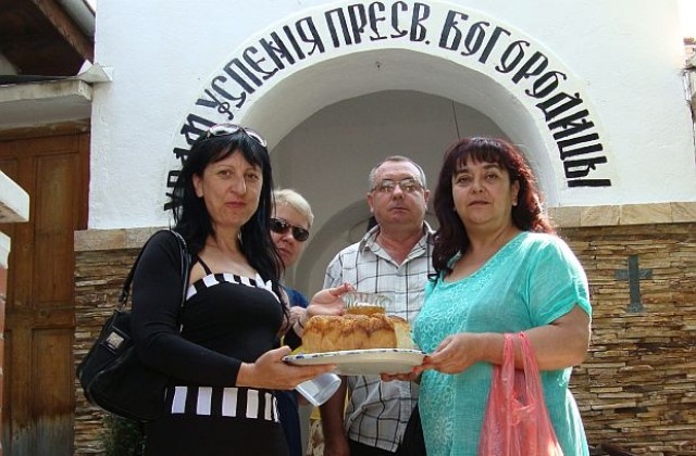 ГЕРБ дари пари на църква