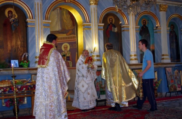 Митрополит Игнатий отслужи литургия в Света Параскева