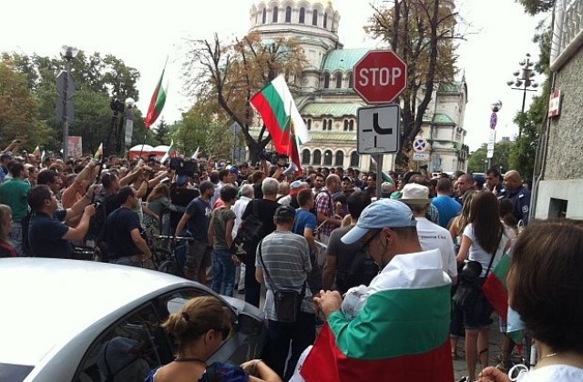 Депутатите гледаха бюджета под обсада