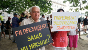 Хора от цялата страна пристигнаха с автобуси на контрапротеста в