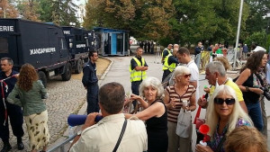 Протестиращи посрещат депутатите пред парламента