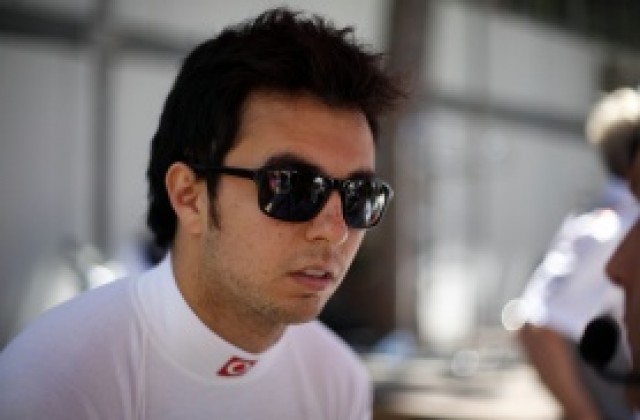 Серхио Перес оплю болида си