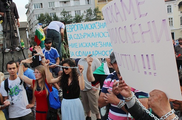 Българи в чужбина искат международна изолация на кабинета „Орешарски”