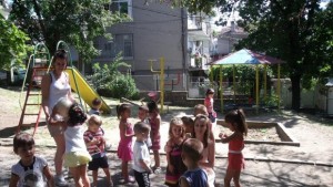 Студенти от пет страни обучават деца във великотърновски детски градини