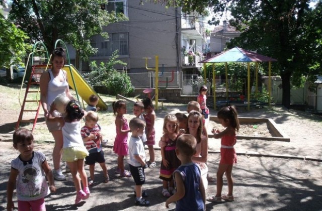 Студенти от пет страни обучават деца във великотърновски  детски градини