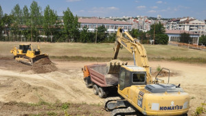 Започна строежът на изкуствения футболен терен до Спортното училище