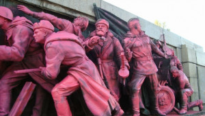 Паметникът на Съветската армия осъмна в розово и с надпис