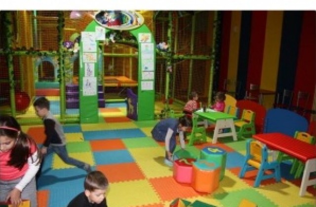 Петима служители изпуснали от детския кът пострадалото момче