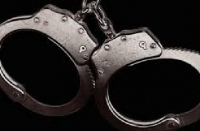 Трима задържани за кражби от търговски обекти